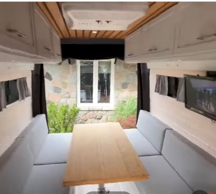 Mercedes 2500 2020 Used RV for Sale in Cornwall, Ontario - RVDealers.ca